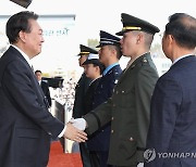 학군장교 계급장 수여하는 윤석열 대통령