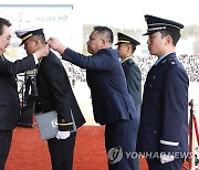 윤석열 대통령, 학군장교 임관식 우등상 수여