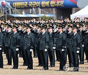 임관 학군장교 들의 거수경례