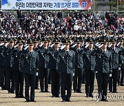 임관 학군장교 들의 거수경례