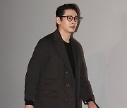 독특한 패션의 유태오