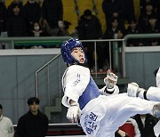 발차기 공격하는 박우혁