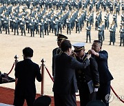 윤석열 대통령, 학군장교 임관식 우등상 수여