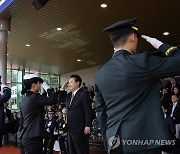 학군장교 임관식, 소위 계급장 수여 뒤 경례받는 윤석열 대통령