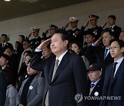 거수 경례 받는 윤석열 대통령