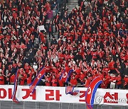 도쿄서 열린 여자축구 경기 단체응원하는 조총련