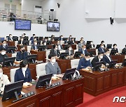 제주도 재의 요구한 '마을공동돌봄 조례' 도의회 본회의 통과