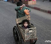 [포토] '어디로 가야 하지?'…의지할 곳 없는 가자지구 아동들