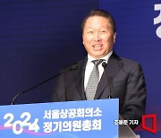 [포토] 연임 뒤 활짝 웃는 최태원 상의회장