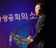 3년 더 대한상의 이끄는 최태원 "초심으로 돌아가겠다"