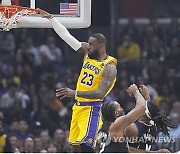 [NBA] '킹' 르브론 4쿼터 19점 대폭발…레이커스, 전통의 LA 더비에서 극적인 역전승