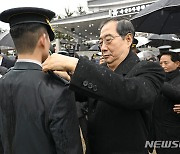 계급장 수여하는 한덕수 총리