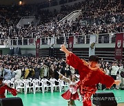 응원체험하는 고려대 신입생들