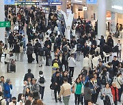 연휴 앞두고 붐비는 인천국제공항 면세점 구역