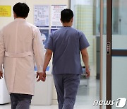 돌아오지 않는 전공의…정부, 13명 면허번호 공개 '강공'