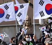 홍범도 장군 흉상과 태극기