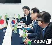 日 경제산업성 통상차관 면담하는 정인교 통상교섭본부장