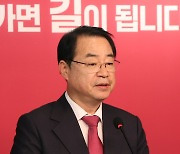 취재진 질문 받는 정영환 공관위원장