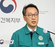 보건차관 “정부 과격하지 않아… 의대 정원 351명 안 줄였다면 2000명 증원과 비슷”