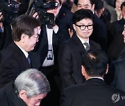 여야 대표와 인사 마친 윤석열 대통령