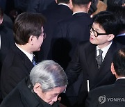 인사하는 한동훈 비대위원장과 이재명 대표