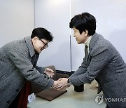 악수 나누는 한동훈-김영주