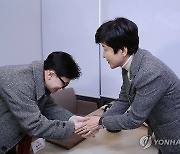 악수 나누는 한동훈-김영주