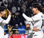 [포토]개막전 승리를 이끈 수원FC 이승우와 윤빛가람