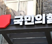 與 공천탈락자, 당사 앞에서 분신 시도 소동…병원으로 이동