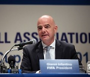 FIFA 회장, 블루카드 도입 반대…"레드카드 주겠다"