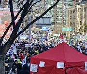 [영상] "윤석열 대통령 만세"···보수단체, 삼일절 맞아 서울 도심서 대규모 집회 열어