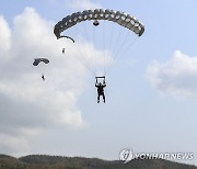 태국 수색부대 공수강하