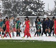 역전패에 아쉬움 삼키는 U-20 여자 축구대표팀 선수들