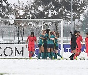 아쉬움 삼키는 U-20 여자 축구대표팀 선수들