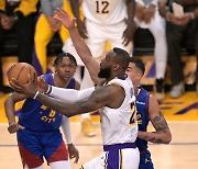 “NBA 최초 선수 된 건 매우 멋진 일” 르브론 제임스 4만점 돌파…전인미답 역사 ‘왼손 레이업’으로 완성했다