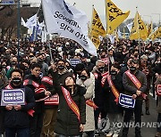 [사설] 복귀 호소에 반발시위로 답한 의협·전공의… 법대로 조치해야