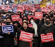 Tensions hit fever pitch as doctors hold mass street rally