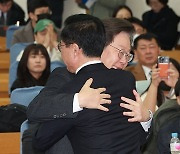 윤영덕 공동대표와 포옹하는 이재명 대표