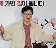 취재진 질문에 답하는 한동훈 비대위원장