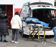 의사들 2만명 궐기대회 날…병원서는 응급환자도 가려 받는다