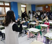 [포토]담임 교사와 인사하는 학생들