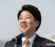 미소 짓는 이준석 개혁신당 대표