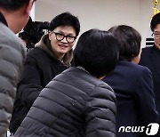 상인들과 인사하는 한동훈 비상대책위원장