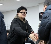 상인들과 인사하는 한동훈 비상대책위원장