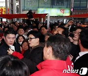 시민들과 셀카 찍는 한동훈 비대위원장