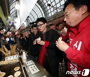 천안중앙시장 찾은 한동훈 비대위원장