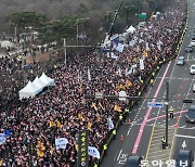 [사설]의사 총궐기대회, 의대 증원 신청 압박… 더 꼬이는 의정 갈등