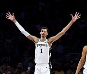 [NBA] '신인왕 확정?' 역대급 시즌을 보내는 웸반야마