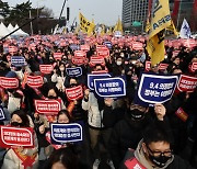 집단 면허 정지 현실되나…오늘부터 미복귀 전공의 처벌 절차 돌입