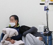 “미복귀 전공의 구제 없다”는 정부…새 의료법 적용 땐 ‘면허취소’까지 갈 수도